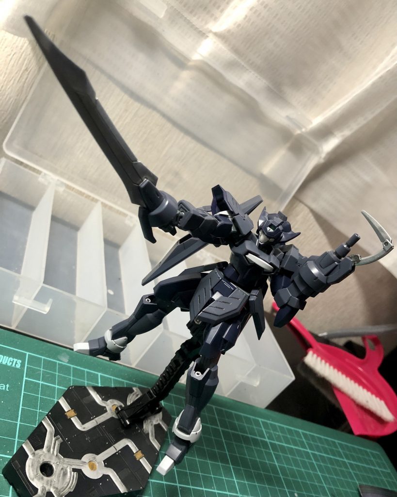 テキトーに説明書のポーズでもドッズバスターHが手首との差し替えになるのですが、可動域はほぼ無くポーズの際に扱い難さがややあります。