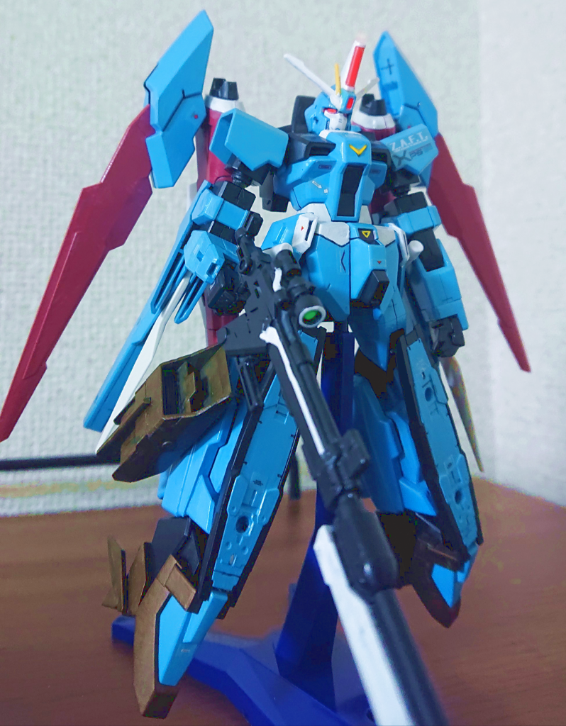 セイバーガンダムをベースとしているが一撃離脱戦法をメインとしておらず、マルチロックオンシステムによる対多数戦、殲滅戦を得意とする。しかし従来通りの全領域戦闘が可能な機動兵器と近接戦、双方のコンセプトを併せ持った機体と言える。