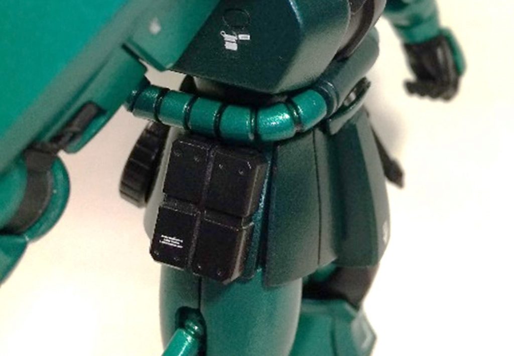 右胸側面に点検口をスジ彫り。ああ、腰の四角いのは時限爆弾装置ではありません、ガルマ様専用MSの清掃・補修キットです。戦場から基地に帰還するときに汚れてちゃいけませんからね…