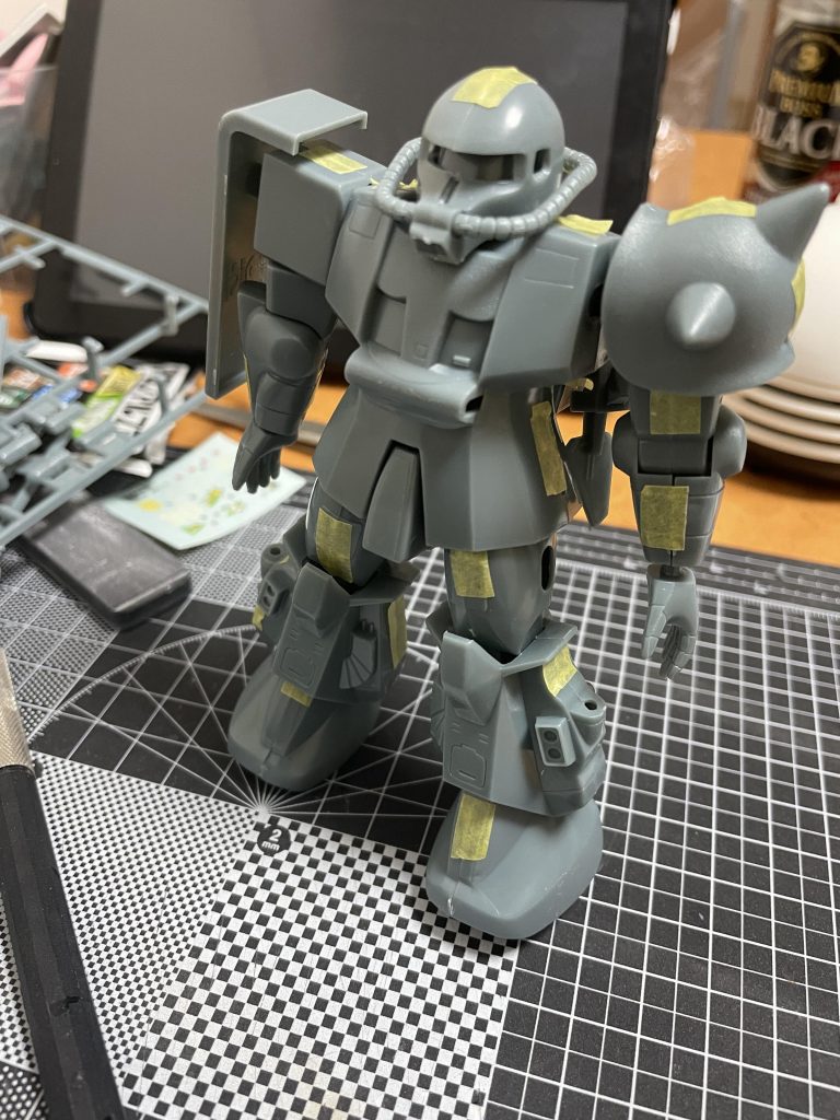 仮組みです。胴体と太もも、握り手以外の部分はほぼキットのままで接続だけを変更しています。