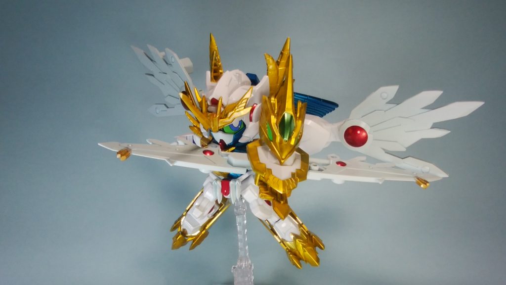 瞳シール部分はこの頃から既に紙に印刷して作ってました。左右の目線違いがあるとポージングの幅も広がるかなと、盾のドラゴン顔の目には瞳が入っていない物を貼ってあります。