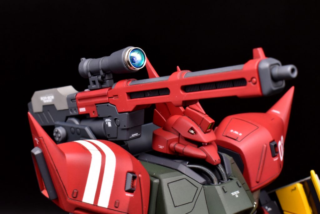 キマイラ隊のＭＳがビームライフルやジャイアントバズを肩に装備しているので、ビームマシンガンを肩に取り付けてみました。中～遠距離で使用する長物なので手に持つより肩につけた方が接近戦の際邪魔にならず、理にかなってるかなと思います。