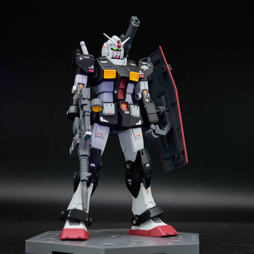 初期と中期のパーツの好きなところ取りで組んでみました。盾の裏もメカサフで塗り分けいます。