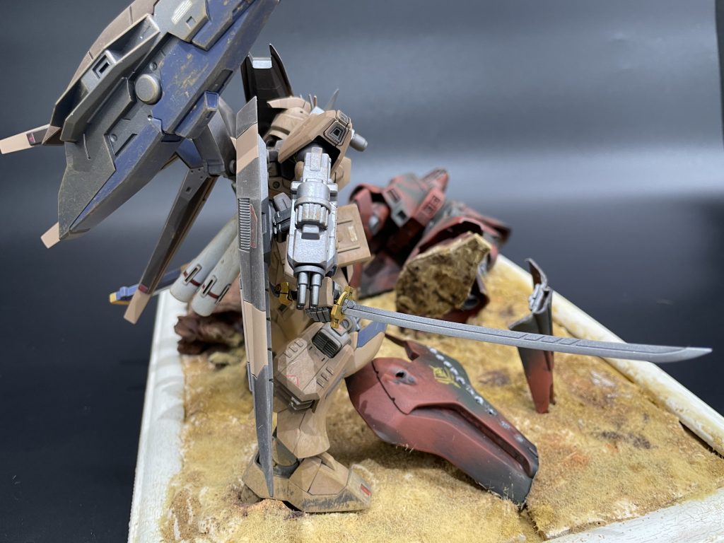 サザビーのシールドの弾痕はνガンダムの腕のガトリングガンでできたものになります。