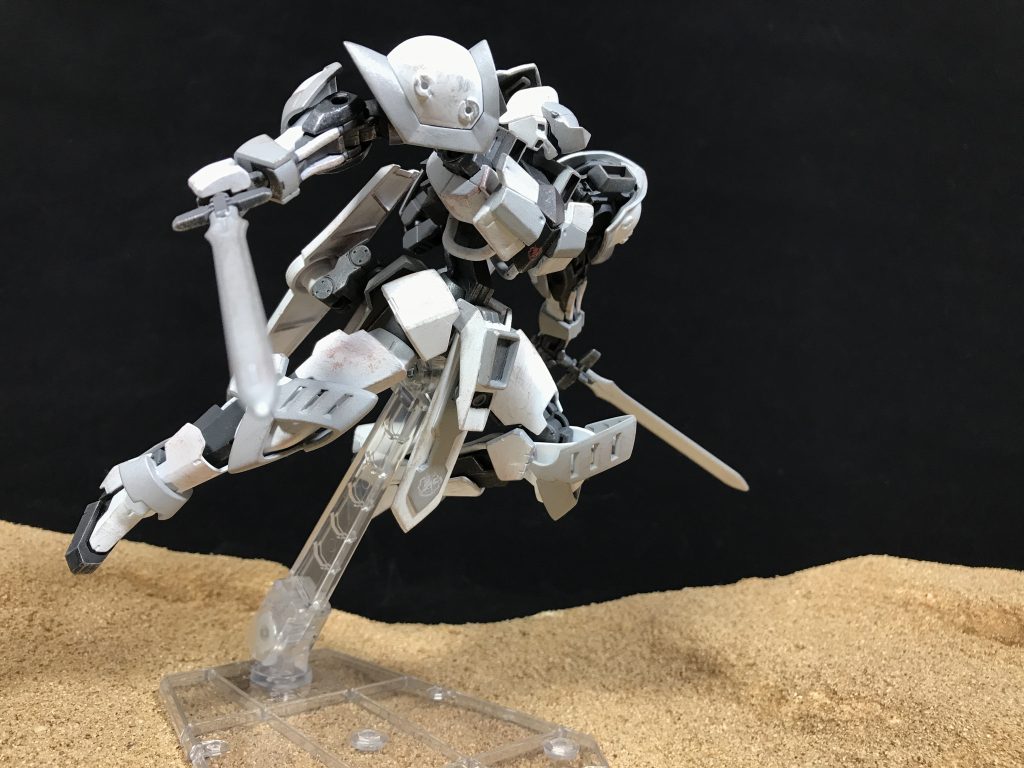 腰部にマウントされるショートソード。格納されるフレキシブルシールドをサブアームのように用いて使用することも可能で、扱いやすいサブ武器である。