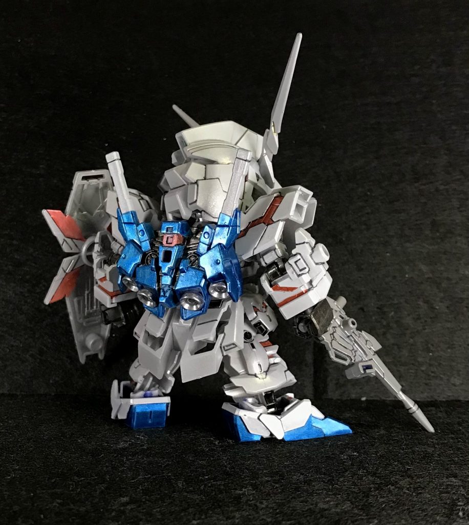 っと、私の昔話なんかどーでも良いですね笑さてさてこのユニコーン、以前ソストゥスを作った時と同様に全体をまず下地に銀→白と塗装しまして若干のパール感にしたあとに、筆で部分塗装をしました☝🏻しかも、普段ならマスキングしてエアブラシで吹き付けるような所もあえて今回は筆塗りをしました!今までは100均の筆を使っていたんですが、サイコフレーム等の細かい箇所がたくさんあり、100均の筆先では不安があったためちょっと値を張る面相筆を購入。その使い心地の良さに感激して、なんだか楽しくなってきたので、もういっその事全部筆塗りしてみよう!っとなったワケです☺️