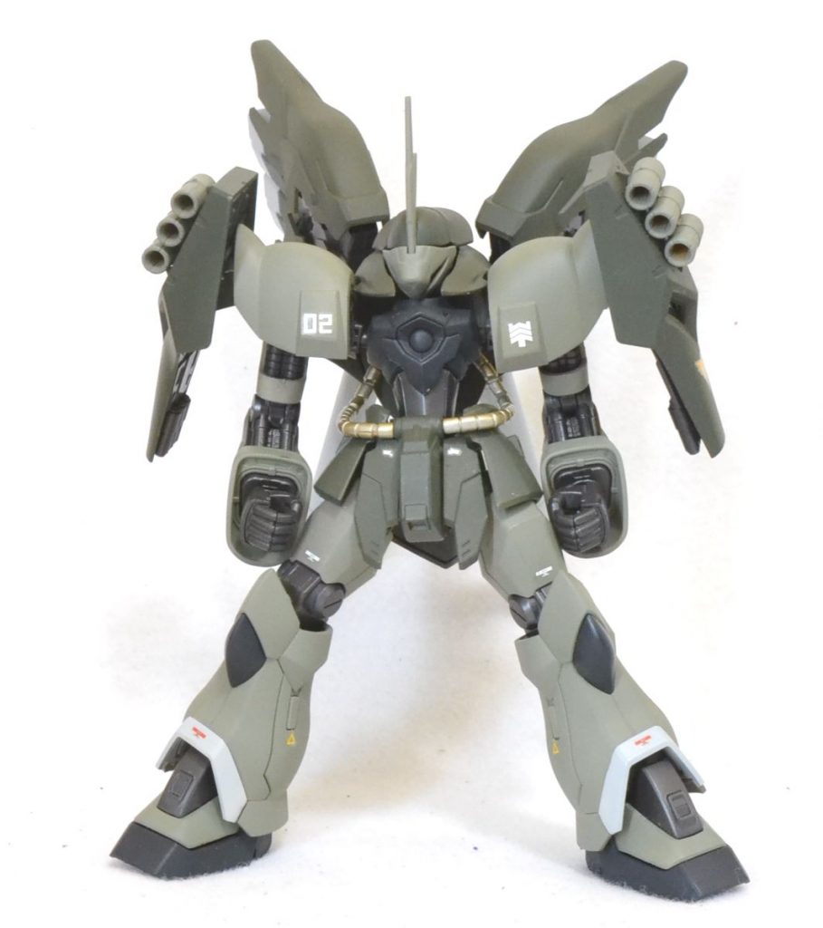 正面からデカール含めてバンダイ製以外使用禁止というルールなので、工作は腕、胴体の付け根だけです。