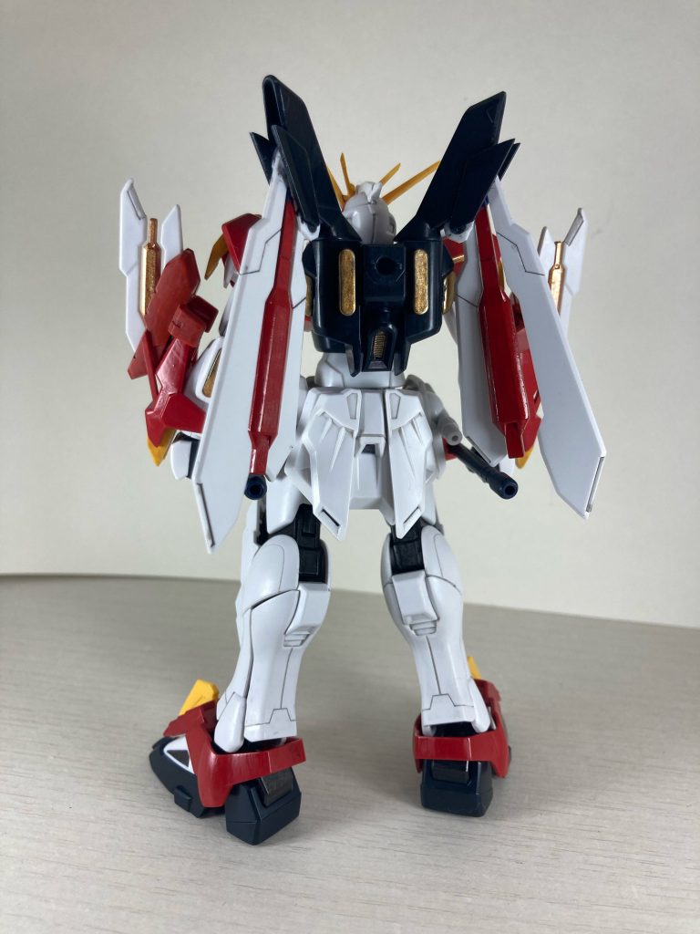 腕部やバックパックの金色のパーツにエネルギーをチャージして、完全解放した時真の能力を発揮する。