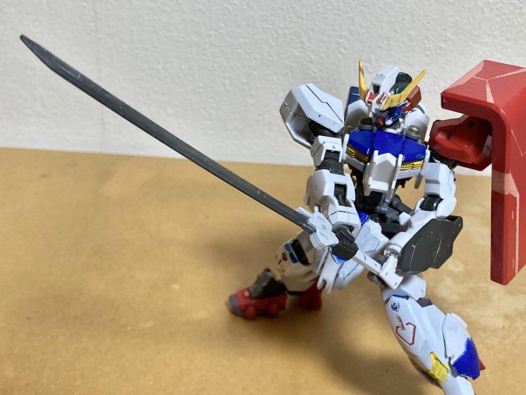 無理矢理両手持ちさせました。結構ギリギリですが。