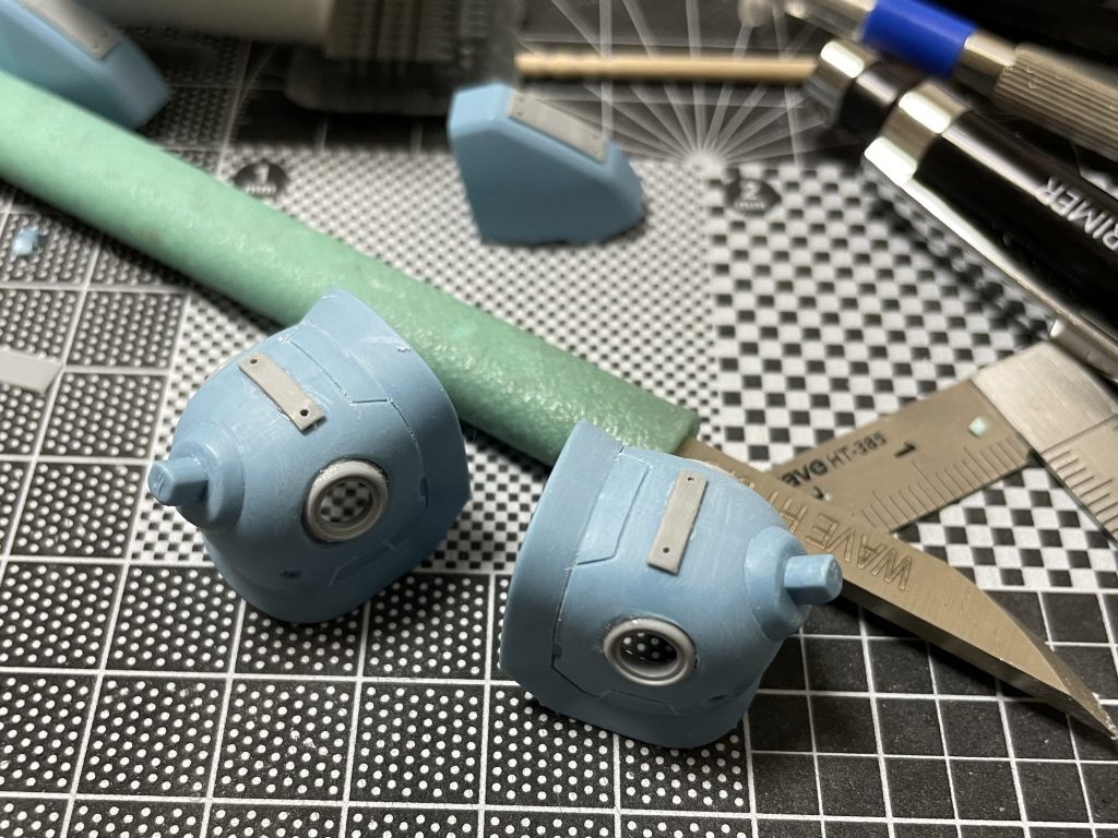 スパイク部分は基部を裏から接着して、後からスパイクを変更出来るようにしてあります。基部の周りをキサゲでえぐるように処理して違和感をなくしました。