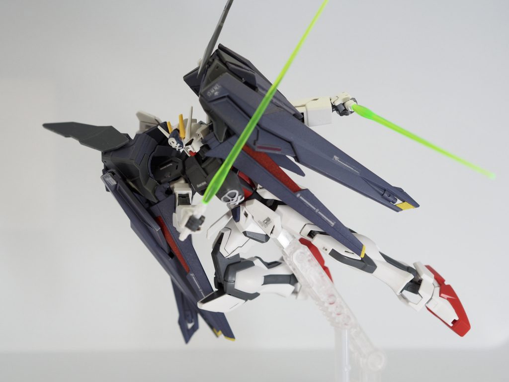 アクションポーズ今回はビームサーベルメインで。上半身の稼働は厳しいです。。。