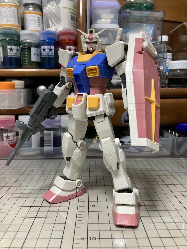 素組み淡い成形色が特徴他にもいつものトリコロール色に変更したアニメカラーバージョンが存在する(現在では、どちらも一般流通で入手不可)