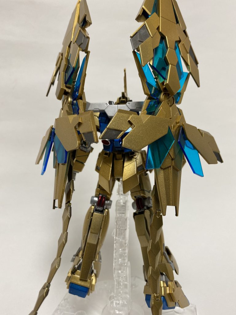 アームドアーマーDEはフェネクス デストロイモードから展開状態だけど、リタなら鳥気分出したくてこの状態で飛んでそうと思いそのまま使いました。ラックはサーベルが邪魔してしまうので、少しだけカットして付けてます。