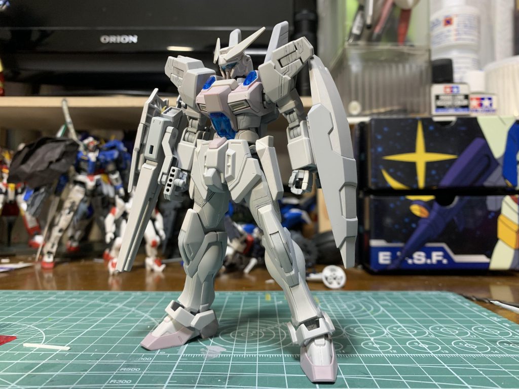 表面処理後のサフ状態。この時点で表面の荒いところや傷の付いた所は溶きパテで傷埋めして再び表面処理とサフ吹きを行いました。この作品でパテを使ったのはこれが最初で最後です。