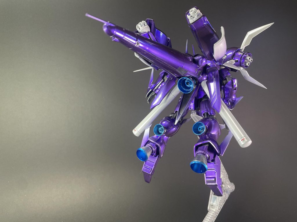 背面です。ガーベラの強襲機の設定が死なない様バーニアをたくさん付けました。ヒール部はローゼンのカカトパーツを紛失してたためバーニアにしてみたのですが、結構いい感じにまとまってくれました。シュツルムブースターは本来使い捨てのパーツですが、この際つけた方がデカくてかっこいい!みたいな理由で残しました。サイコジャマーのバックパックもそこに取り付けてあります。実はこのバックショットが一番お気に入り…😌