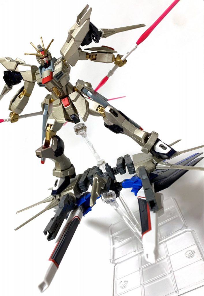 ∞ジャスティスのファトゥム-01のようにリフターとして搭乗することも可能。