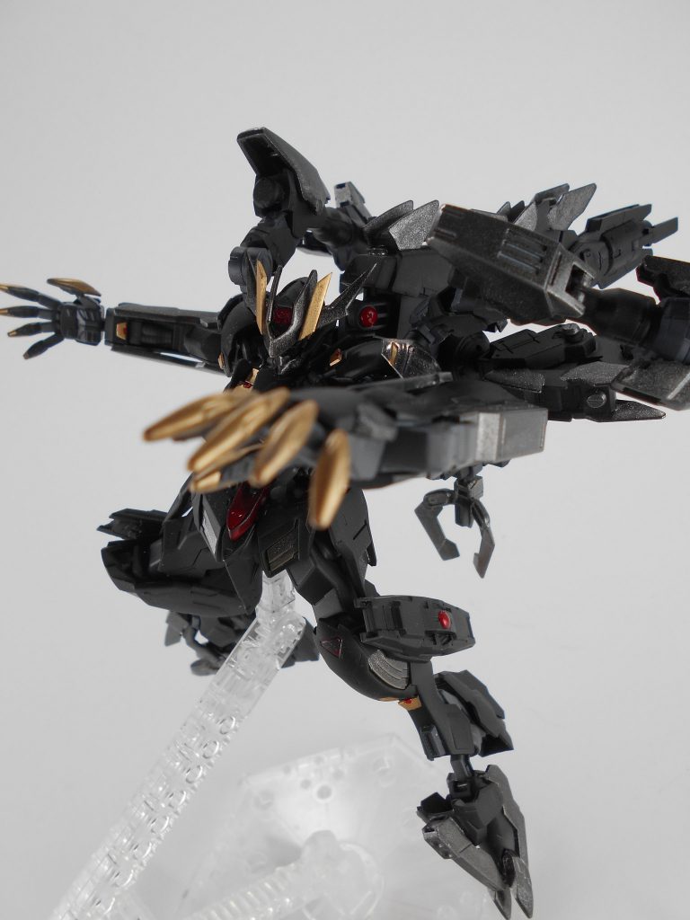 マニピュレータークロー、「ロザンナ」。レクルヴァのメイン武装。ビームを纏わせて攻撃することも可能で、実弾に強い装甲にも対応できます。「ロザンナ」はイタリア語で「鉄牙」のアナグラムです。