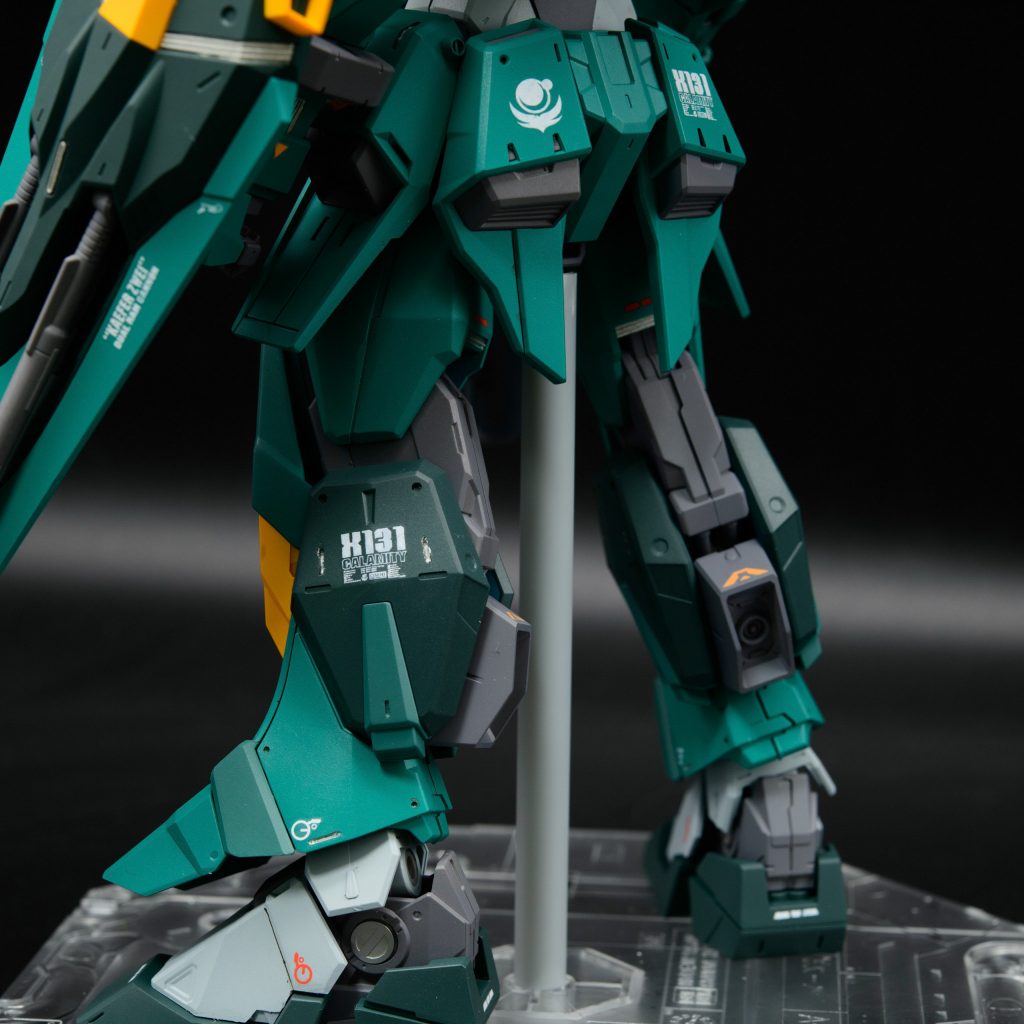 ノーマルではフレームが明るいグレーですが、メリハリが出るようにメカサフヘヴィで塗りました。丸モールドは0.8mmピンバイスで彫り直ししています。