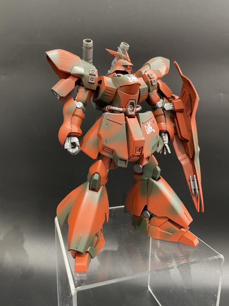 オキサイドレッノサーフェイサーを吹いたあと、緑系で迷彩塗装。超お手軽。