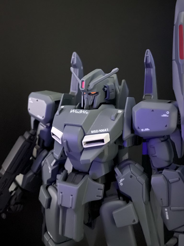 ツインアイを光らせたくて蛍光塗料を初めて使ってみましたが、ブラックライトで暗部がブルーになってしまいますね。