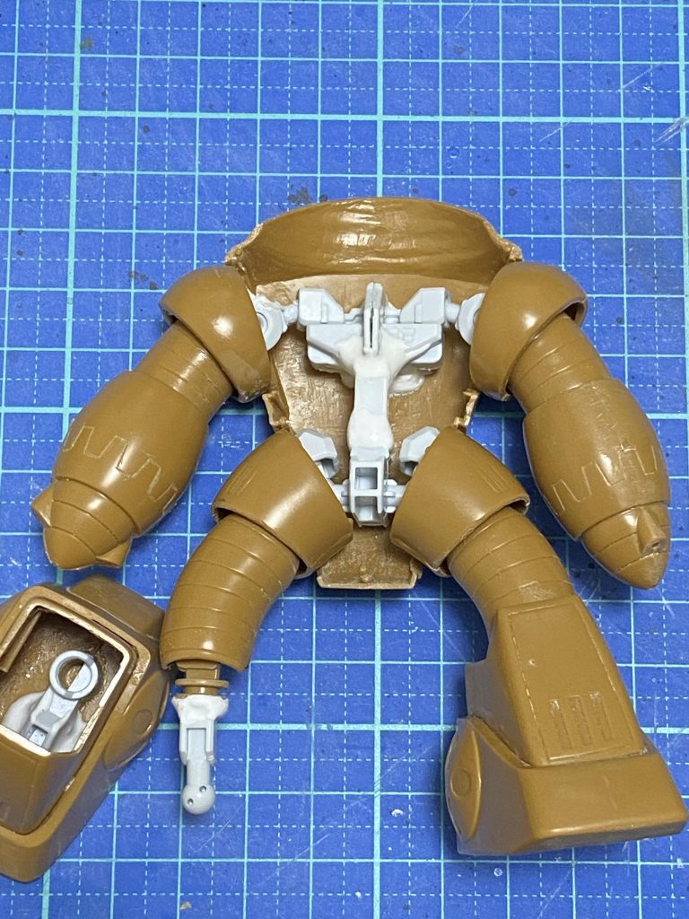 内部に仕込んだクロスシルエットフレームです。可動範囲はそう広くないのですが、ちょっとポーズをつけるだけなら十分です。サイズが小さく仕込みやすいのも魅力です。