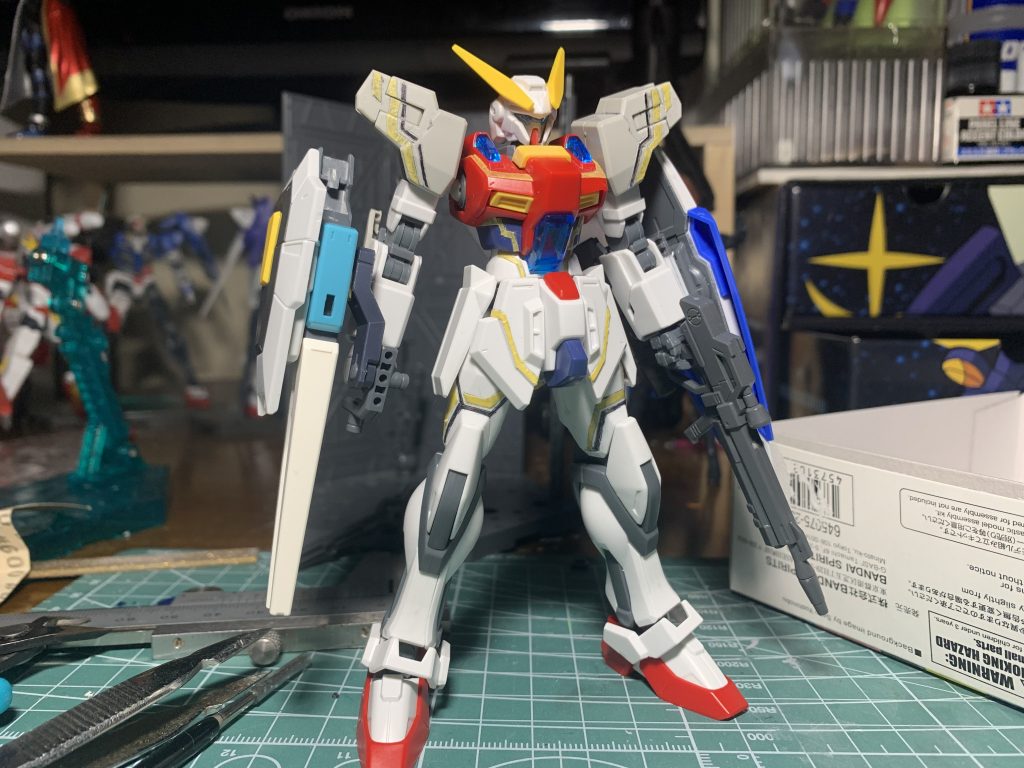 続いてライン塗装の為のスジボリ。改造中に視認しやすくするためにマスキングテープやマッキーで分かりやすくしてみました。おかげでイメージが掴みやすかったです。尚この時に太腿の彫りを間違えてしまい、急遽彫る箇所を変更。左右非対称かつ急ごしらえのデザインなので不安もありましたが、むしろ前より良いビジュアルになったので結果オーライですね。