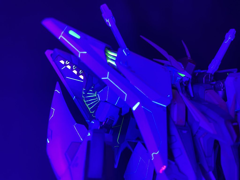 当時、劇場で目を見開いて発光箇所を記憶し、それを頼りに蛍光塗料使用箇所を検討しました。