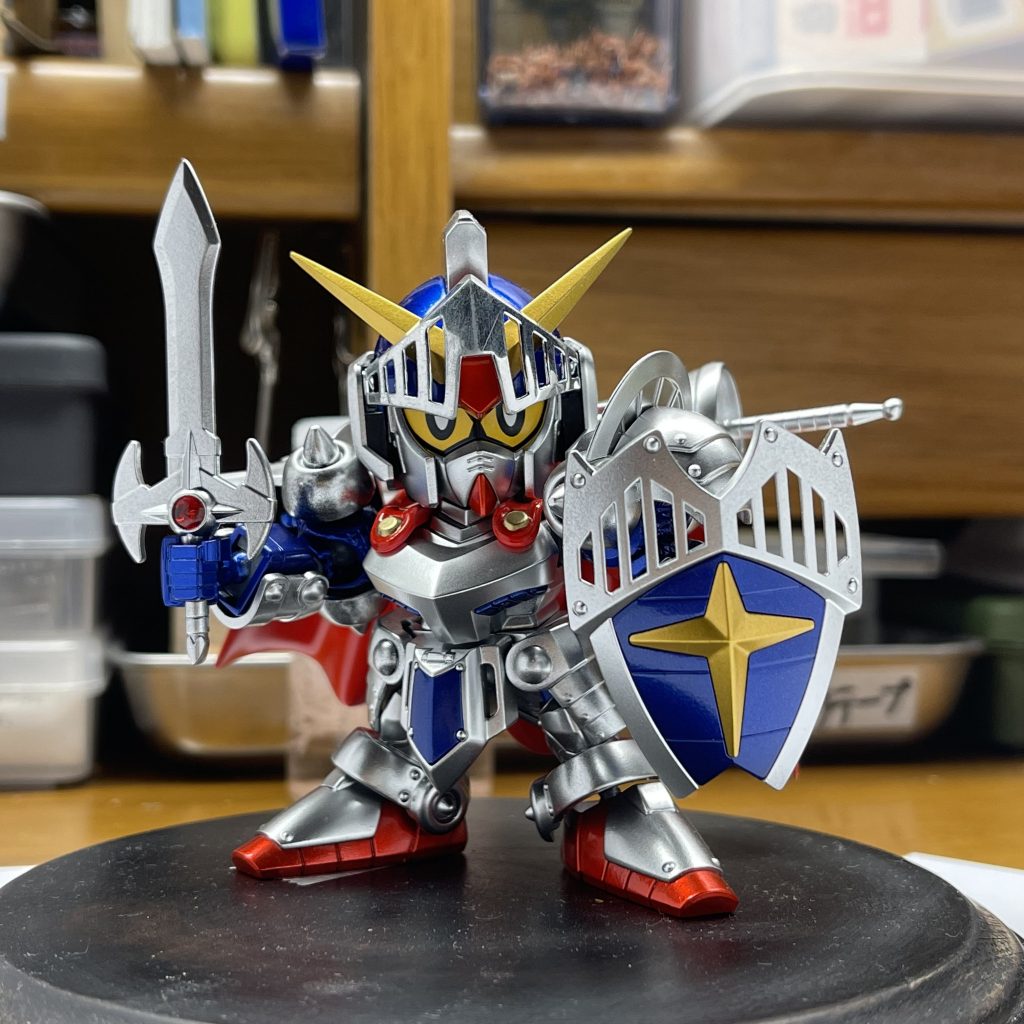 台座は市販の木製台座にセリアの木工ニスを塗りましたがムラなく塗るのは難しいですね...