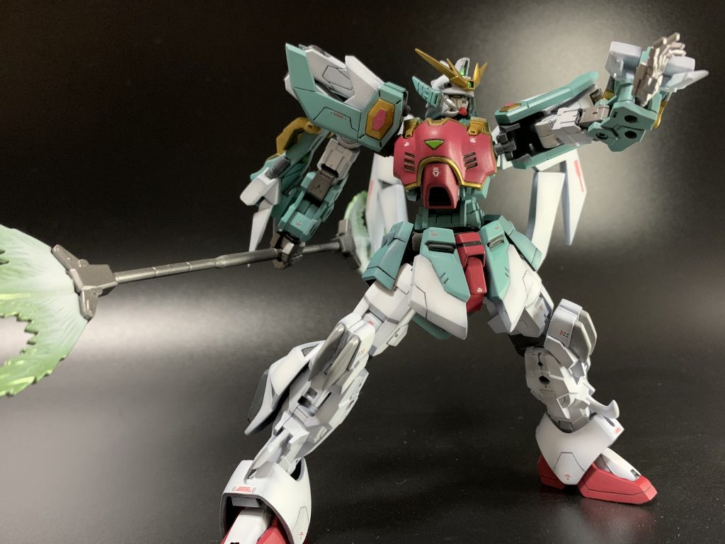 ツインビームトライデント可動を活かして、格闘ポーズがよく決まります。左肩のシールドはさよならしました。アルトロンは好きですが、あの付けるとこ無くなったからとりあえず肩につけとこみたいなシールドは無くていいと思ってます。