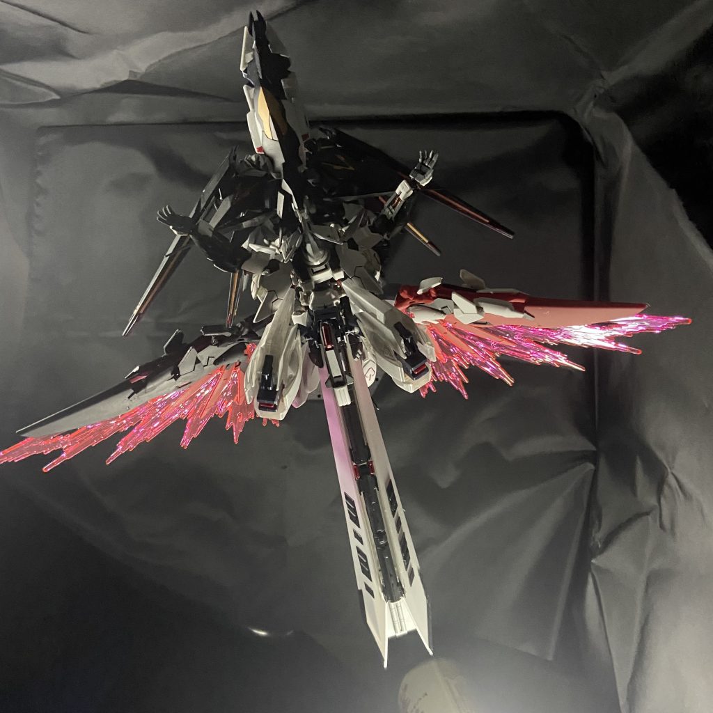 側面にはウイングを装備しています。デスティニーのウイングにそこら辺で拾ったジャンクを切り貼りしています。OSのリミッターを解除することで光の翼が出現します。敢えて左右でカラーリングを変えてみました。