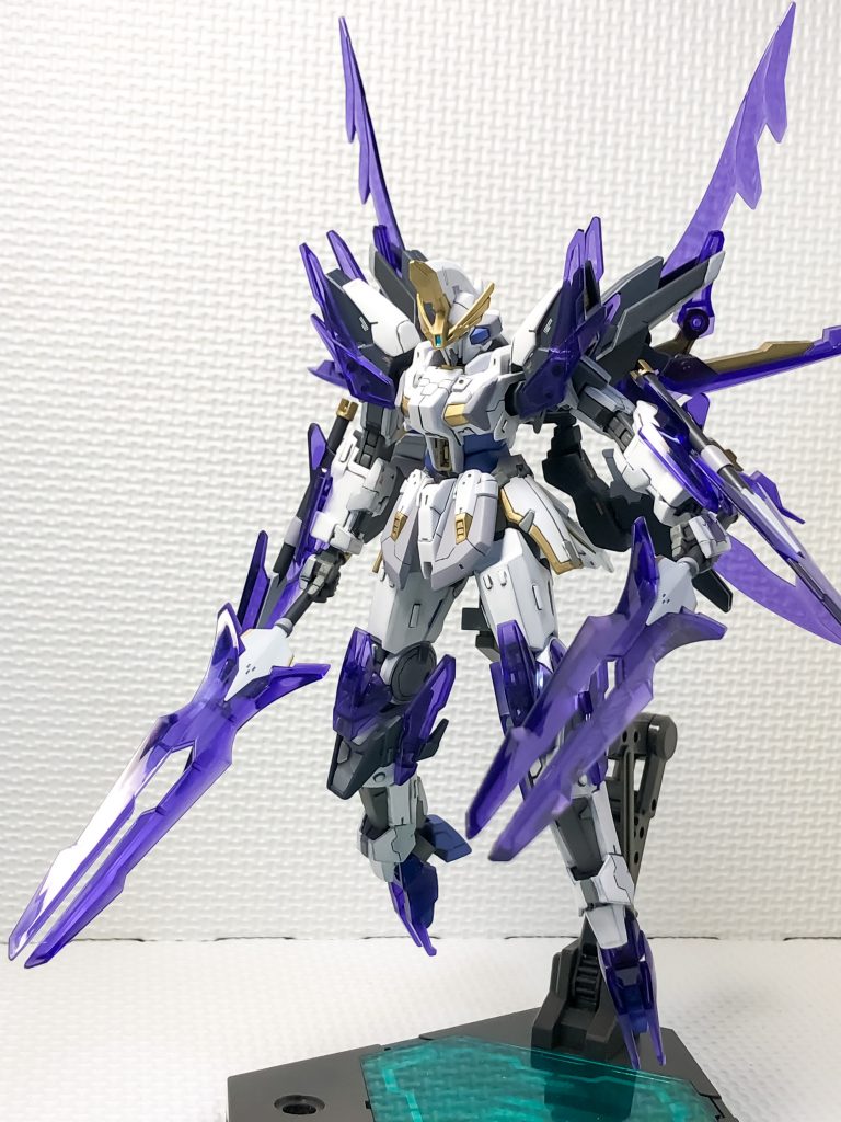 フル装備です。腕周りのクリアパーツにも装着が可能なので武器は、少なくても付け替えで色々な表情が作れます。