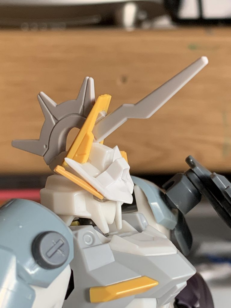 頭部もフェイスを削って、色々とパーツを盛りました。