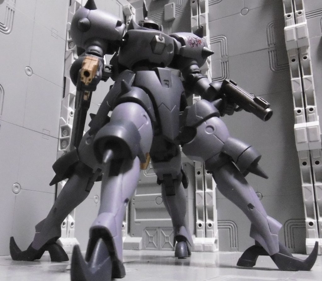 成型色が好みだったので、今回は色の変更なし。本体側は胸部パネルと頭部の額当てを焼鉄色に、菱形モノアイをブライトゴールドに、武器にはその2種を使って残りは全てスーパーつや消しクリアーの、2色+1のみです。両腕の武器は『グリモアレッドベレー』のアサルトライフルから、ピストルとグレネードランチャーを拝借。無理に持たせると手首が白化するため、グリップ部の前後を薄く削っています。