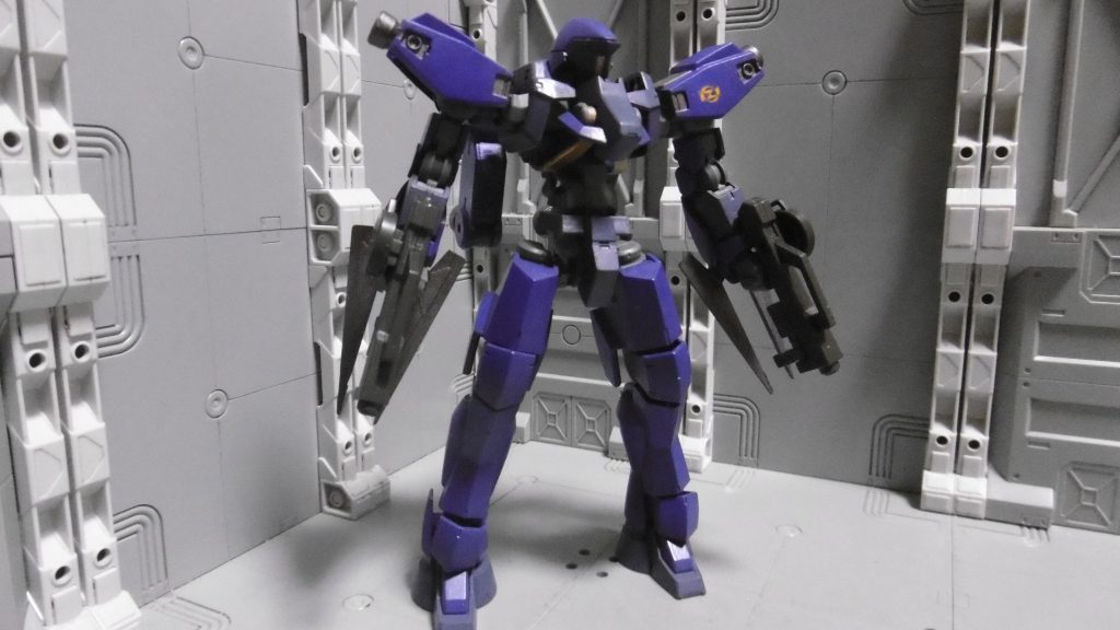 グレイズ一般機をベースに、腰をゲイレールに、腕とバックパックをシュヴァルベグレイズに。足をグレイズ通常の物から陸戦用のホバーユニットに変えています。武器は両腕ショートバレルライフル&ワイヤークローのみ。左右ライフルの銃口を開けています。