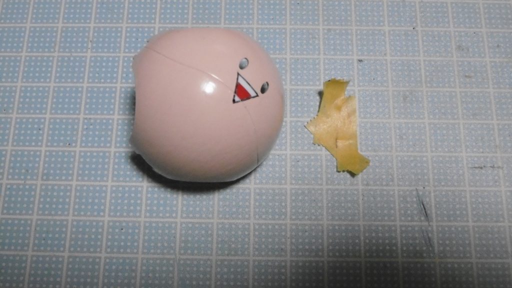 先に▽の外側を塗ってから、内側の上下をマスキング。その中を赤く塗って口にしました。ハロ自体の口の線を、下の歯の上端ガイドラインとしています。
