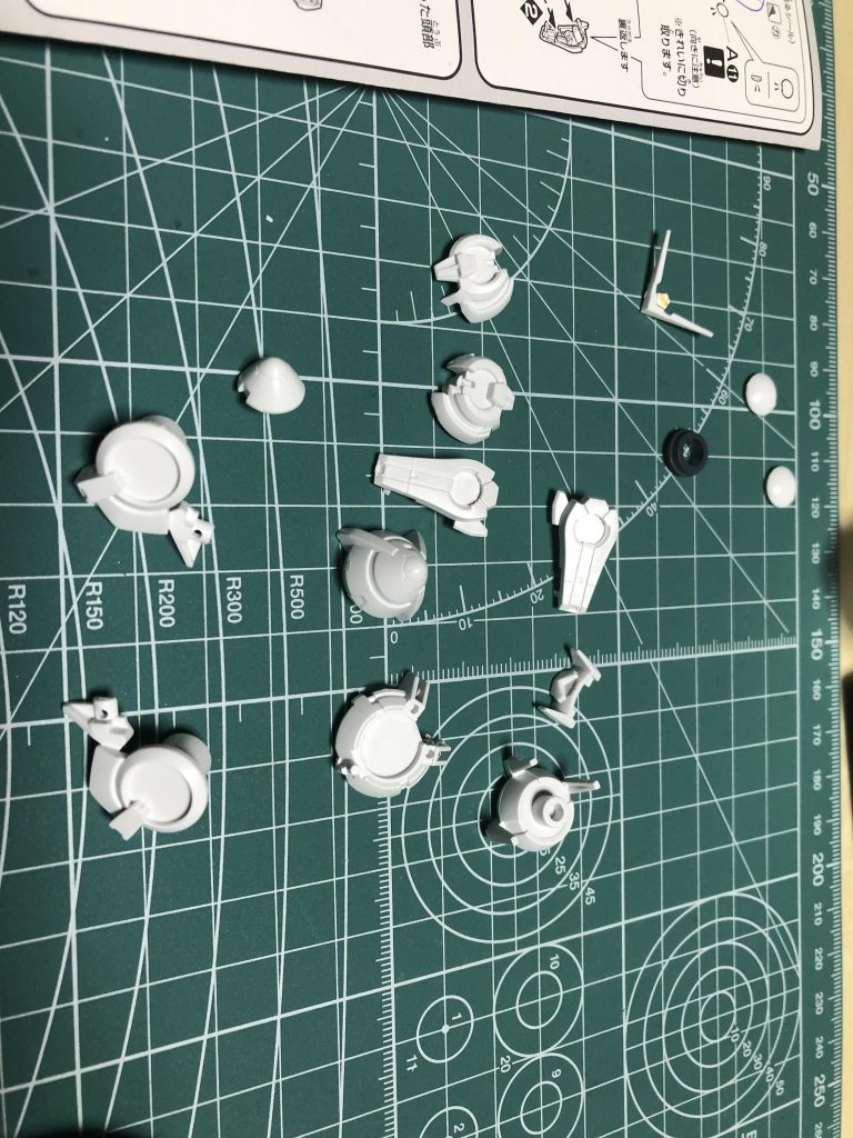 00系機体の特徴であるGNドライブ。本来は緑に発光する部分ですが、ゴールドにアレンジしていきます。