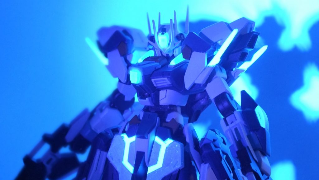 この子の最大の魅力、蛍光ブルーによる擬似発光ですね。いやまじでかっこいいのこれが!光がちょっと漏れてる感じがイメージ通り。