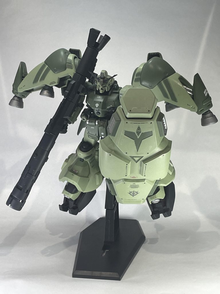 ビーム・バズーカを装備して飛行形態。GP02とは似て非なるバズーカ。長くて迫力あります。