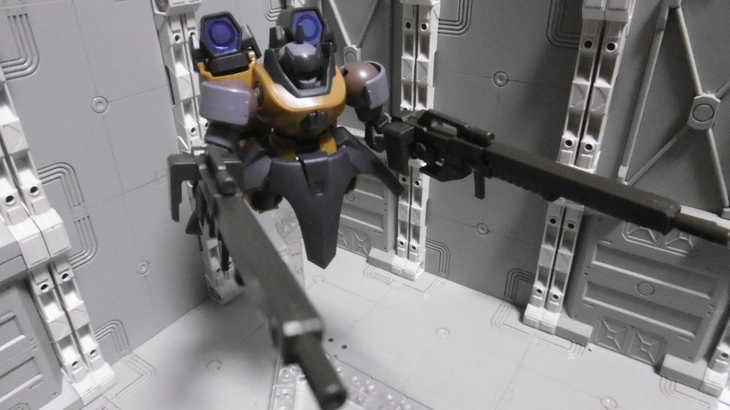 おまけ２【エルドラトーチカ】エルブルのビームキャノンを再利用したいだけのために、デスアーミーとエルブルの組み替えに使わなかったパーツ（頭部はエルブルの別個体分を拝借）＆リーオーＮＰＤの腕で組み上げた「思い付き」の産物。こっちは無塗装＋シールです。両腕はグシオンリベイクフルシティライフルで実弾射撃を、背面はビームキャノンでビーム射撃・支援攻撃を。腕を小さくして自ら火達磨にならないように（なったらなったで）なぜ「トーチカ」の名を借りたのかは、