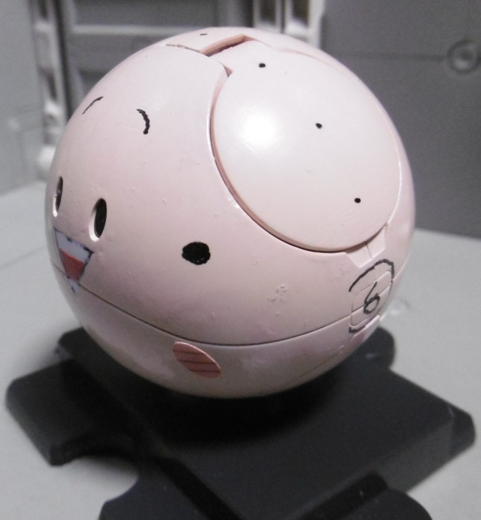 髪・眉・目・耳をフリーハンドで一発描き。頬のみシール。本当は髪の毛の表現をしたかったのですが、服アーマーに干渉するのと、軟質素材を使ったとしてもクセが付いたら残念なヴィジュアルと化し、「うーん、とってもへろへろ~」なので、植毛を諦め油性サインペンで毛根だけ点打ち(針金を刺そうかとも思ってた)