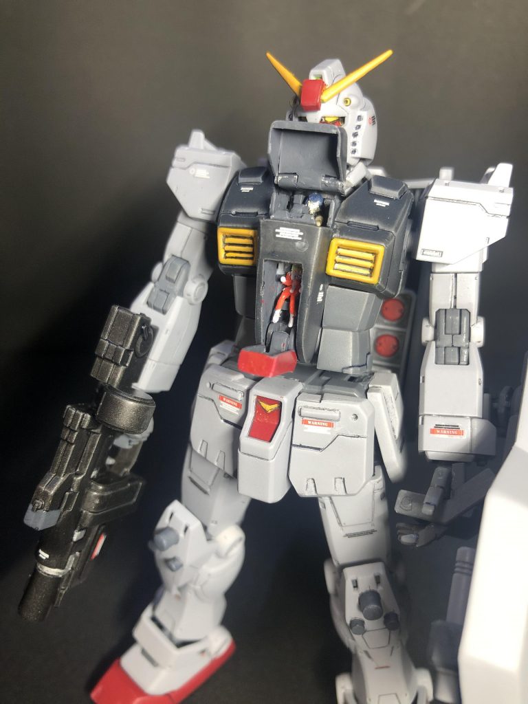 このキットは「架空専用機を作ろう」というコンペに参加する為のモノでした。もし軍を抜けたシロー、アイナ夫妻が再びMSに乗るならという事で複座式コクピットになってます。ちなみにエンブレムはアイナの懐中時計をデザインした感じです。