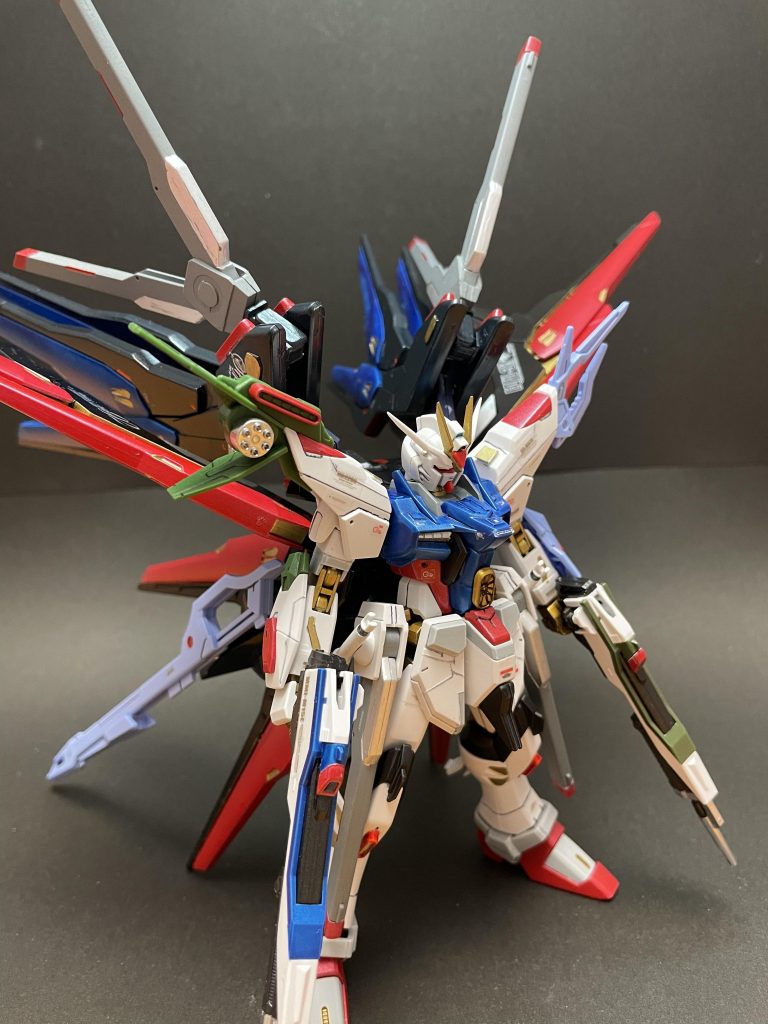 ハイマットウイングの間にはレール砲を2基ずつ装備