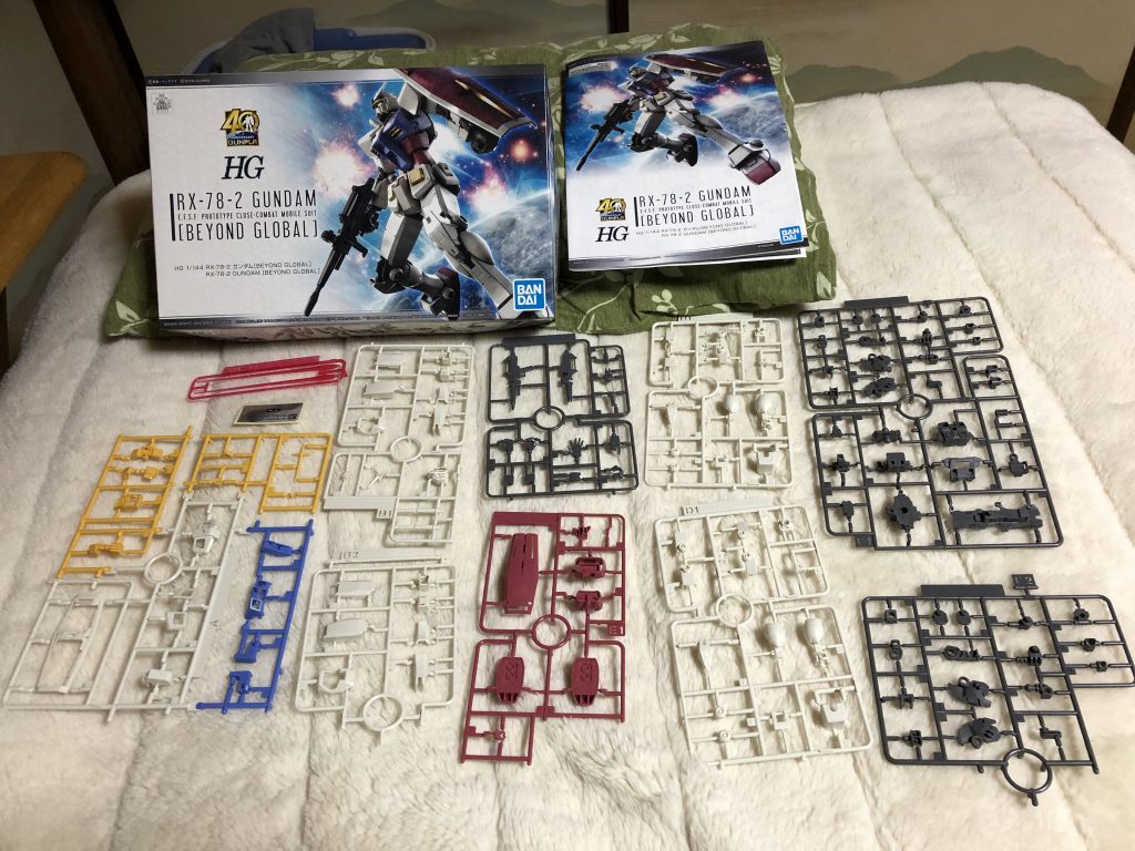 箱を開けてびっくり。色が…思ってたんとちゃう…w白/赤/青がベージュ/ピンク/薄水色という感じでした…こんな色は手持ちにないので、塗装は早々に諦めましたw