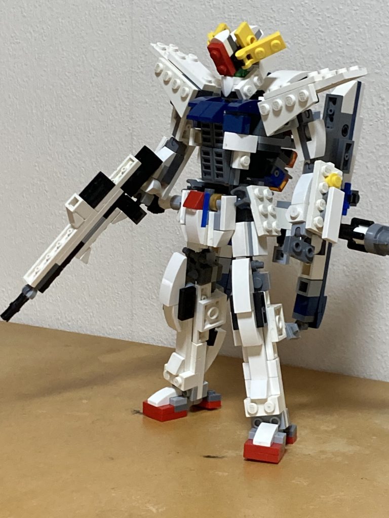 頭少しでかいですね。もうちょいスケールでかくすれば良かったと思います。そして脚の流線的な造形再現出来て…ないですね。