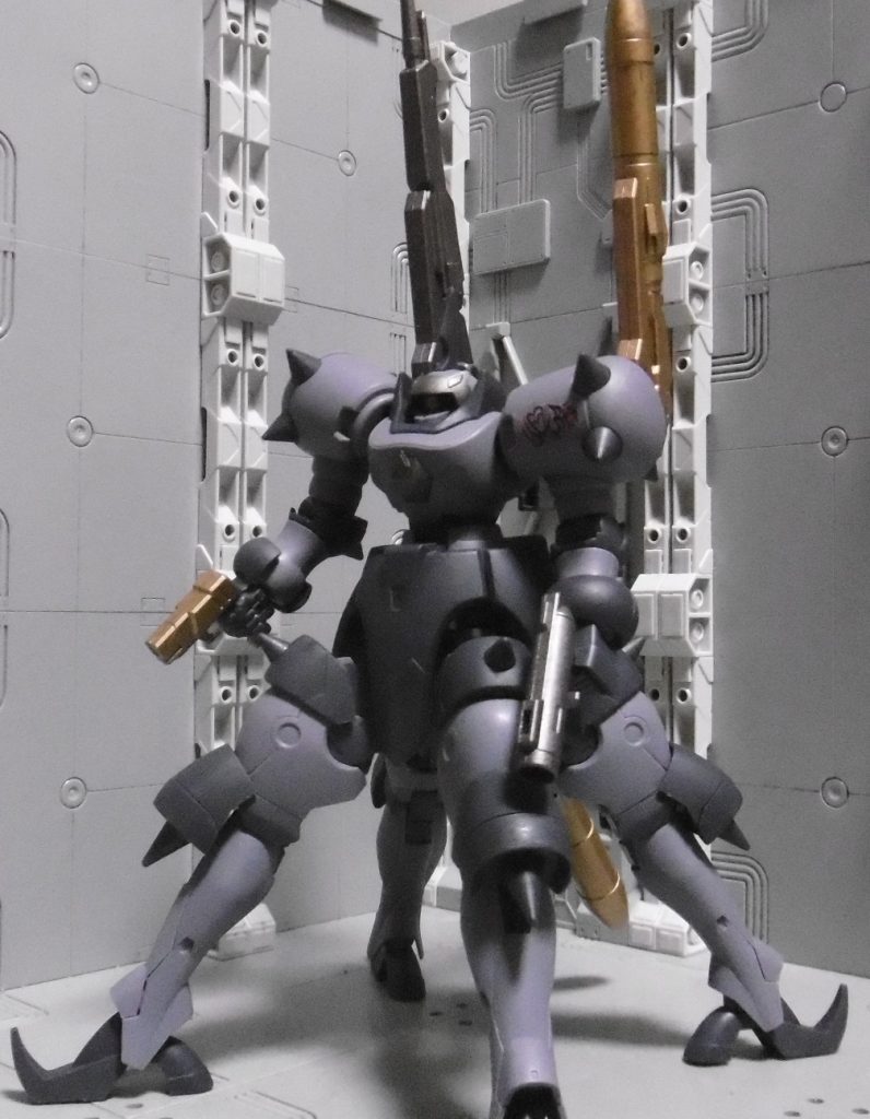 ああいった計算によって構築されたのが 【サイレントブルート】『熱暴走狙い&反動固め+パージ(武装解除)前提の特化型』です。ミッションにも対応できますが、どちらかと言えば対戦寄りアセンかな?と。簡単に表現すると、4脚の機動力を駆使しつつ「固めて燃やす」熱ダメージが無関係な相手でも、固めて投擲銃を当てれば十分強い。このまま出撃すれば重量過多(-859)により警報音がビービーと鳴ります。OBを使っても速度低下するので、早めにパージするしかない。EOによる火力補強は出来ませんが、OBでハンドガンの距離まで接近したり緊急回避や長距離移動にも。欠点は対ミサイル装備が無い(ロックオン解除パルスOPでマルチロック封じくらい)ため、ギリギリまでミサイルを引き寄せてからブーストダッシュで逆方向へ素早く切り返すような、回避テクニックを使います。他にも、上空まで引き寄せて自由落下で地面に当たるよう誘導すれば、追尾性の高い高機動ミサイルや大型ミサイルも消せる(はず)