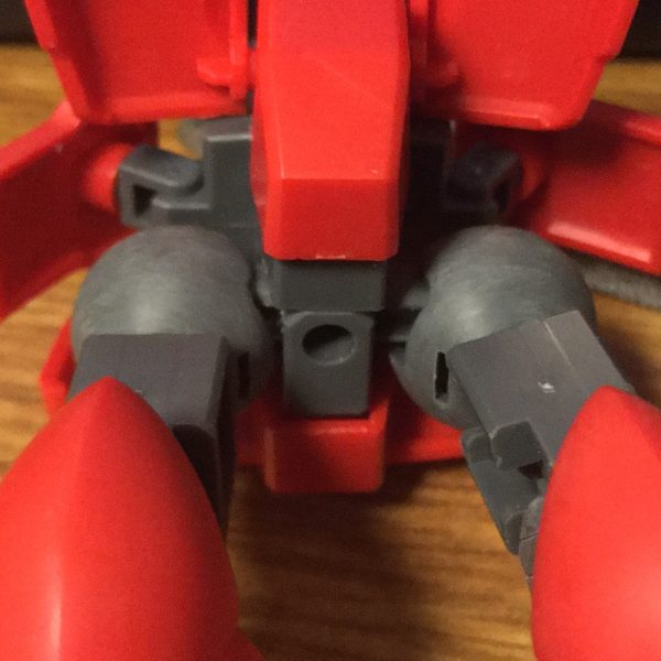 最近HGを作る時に毎回やる工作右足側の軸のストッパーを少し削ってます。こうすると股関節の位置がぎゅっと締まりますキットのままだと股関節が外側なのが気になるんですよねぇ…（2枚目）