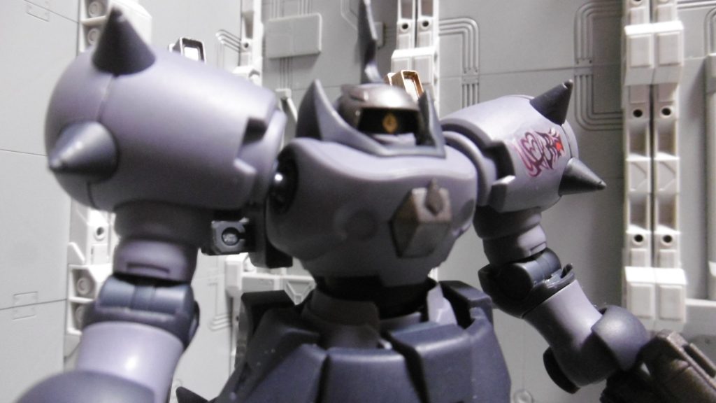 ACらしく、エンブレムを左肩に。今回のデカールは此処だけ。パイロット設定までは全く考えていませんが、ハートのデザインをあしらったので女性レイヴンの想定。機体構成からして性格と口が悪そう(