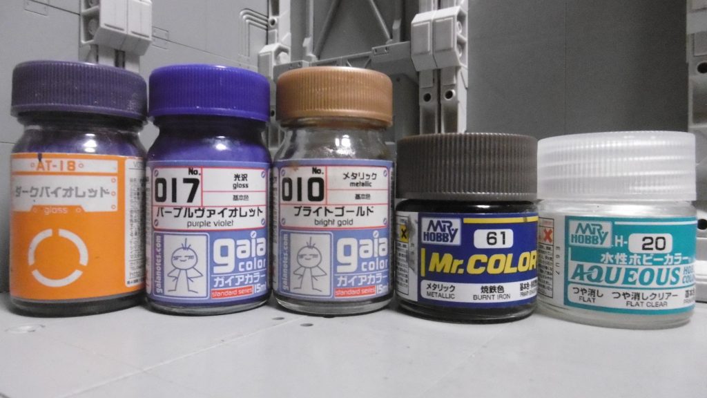 組み替えて色を塗っただけ。加工も改造もしていません。そのため、いつもより塗料の種類が少なかったです。パープルヴァイオレットをメインカラーに、ダークバイオレットをサブカラーに。ブライトゴールドは胸部フレームの一部とカメラアイに、焼鉄色は推進器とワイヤークローに、それぞれ使いました。