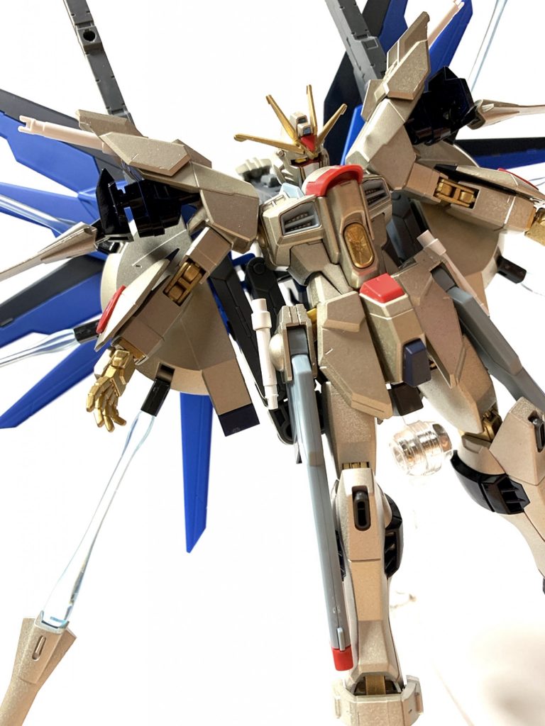 長距離での一斉掃射→ドラグーン射出オールレンジ攻撃→ブースター分離&格闘という、騎士という名前の割にはえげつない戦い方。