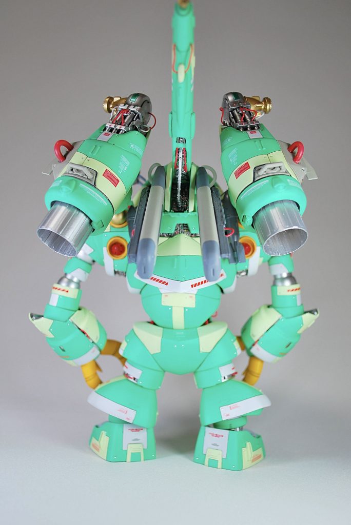 大型の推進ロケットエンジンを2基。